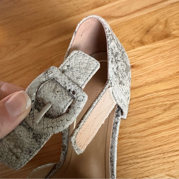 Vionic Chardonnay Heeled Sandal in "Oatmeal Leather Snake Print" Size 7.5 - Picture 10 of 16